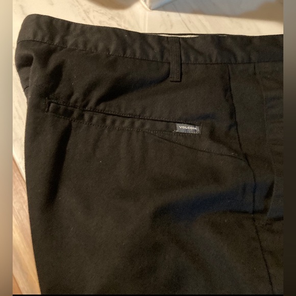 Black Volcom Shorts, Men’s Size 40 - Picture 6 of 12